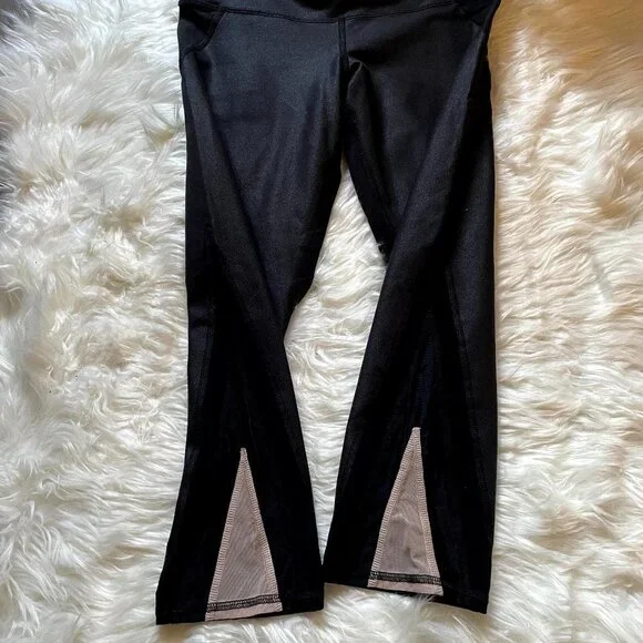 Alo high waisted Yoga black leggings with details on the back size XS - Picture 4 of 5